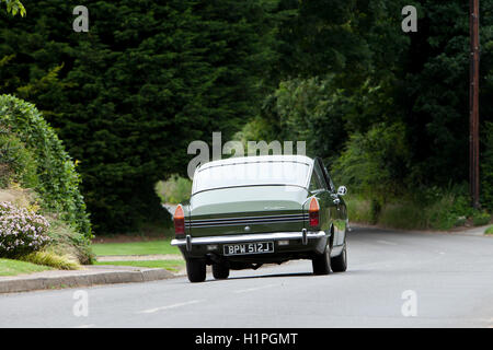 1971 Sunbeam Rapier Fastback roulant dans quartier calme du village de Norfolk en Angleterre. Banque D'Images