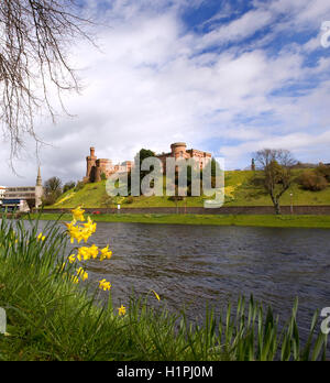 Printemps de l'autre côté de la rivière Ness vue vers le château d'Inverness, Inverness, Highlands. Banque D'Images