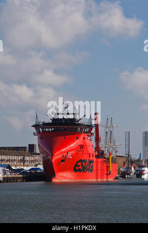 Le Service Esvagt Njord Navire Opération (SOV) pour l'industrie de l'énergie extracôtière. Amarré ici de Great Yarmouth pour la ville 2 Banque D'Images