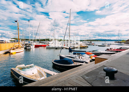 Oslo, Norvège. Les yachts et bateaux amarrés au quai de la ville au quartier Aker Brygge en journée ensoleillée. Scenic Seascape nautique Wit Banque D'Images