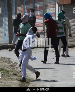 Srinagar, Inde. 29Th Sep 2016. Les manifestants masqués ont jeté des pierres en direction de soldats indiens au cours de violents affrontements entre les manifestants et les forces armées après la prière du vendredi dans la région de Srinagar Cachemire indien affrontements entre les manifestants et les troupes indiennes à Srinagar le vendredi après-midi à des actes de violence comme des troupes fire des gaz lacrymogènes sur les manifestants. Plus de 85 civils ont été tués. Credit : Umer Asif/Pacific Press/Alamy Live News Banque D'Images