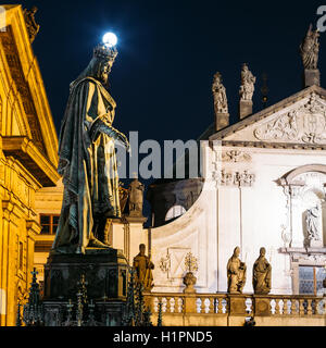 Vue de nuit sur la statue du roi tchèque Charles IV à Prague, République tchèque. Du vrai Pleine lune au-dessus de couronne Banque D'Images