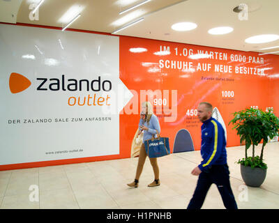 Entrée de la Zalando outlet store à Cologne en Allemagne, c'est la façon de Zalando traitement de milliers de produits retournés. Banque D'Images