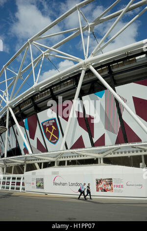 Le stade olympique de Londres avec des panneaux publicitaires montrant nouvelle façon de West Ham United Football Stadium London.UK Banque D'Images