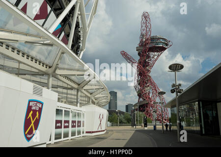 Acheter des billets pour les supporters au stade olympique de Londres avec des panneaux publicitaires montrant nouvelle façon de West Ham United Football Stadium London.UK Banque D'Images