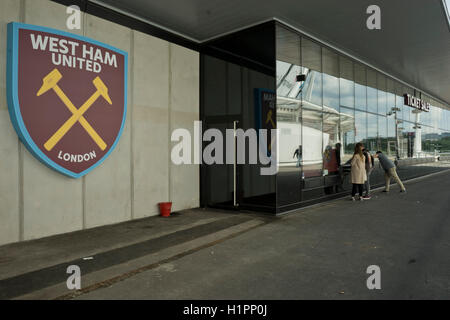 Acheter des billets pour les supporters au stade olympique de Londres avec des panneaux publicitaires montrant nouvelle façon de West Ham United Football Stadium London.UK Banque D'Images