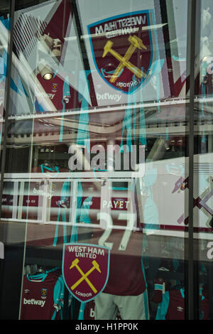 La boutique de produits dérivés au stade olympique de Londres avec des panneaux publicitaires montrant nouvelle façon de West Ham United Football Stadium London.UK Banque D'Images