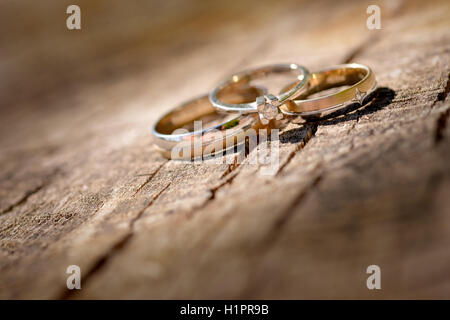 Bague de mariage or placé sur une surface en bois Banque D'Images