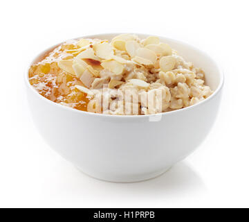 Bol de gruau sain avec confiture orange isolé sur fond blanc Banque D'Images