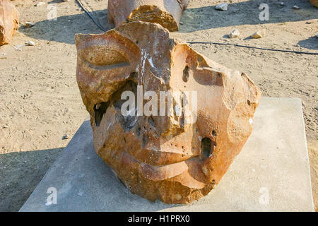 L'Egypte, Delta du Nil, Tanis, exposition de plusieurs objets anciens : tête d'une statue. Banque D'Images