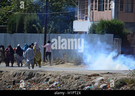 Cachemire, Inde. 29Th Sep 2016. Les manifestants du cachemire pour exécuter des endroits plus sûrs après les policiers indiens ont eu recours à des gaz lacrymogènes bombardement à Srinagar, la capitale d'été du Cachemire sous contrôle indien. Affrontements entre les manifestants et la police indienne ont été signalés dans de nombreuses régions du Cachemire après les prières de la congrégation vendredi. Credit : Faisal Khan/Pacific Press/Alamy Live News Banque D'Images