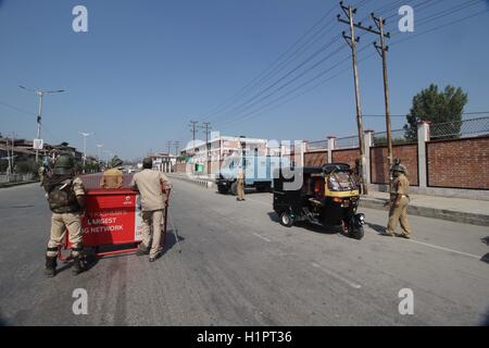 Cachemire, Inde. 29Th Sep 2016. Un policier indien arrête un auto rickshaw pour vérifier la sécurité de Srinagar, la capitale d'été du Cachemire sous contrôle indien. La sécurité a été renforcé à travers la vallée du Cachemire après militants présumés ont attaqué la base de l'armée indienne dans le nord du Cachemire Uri dans laquelle dix-huit soldats de l'armée indienne et quatre militants présumés ont été tués . Credit : Faisal Khan/Pacific Press/Alamy Live News Banque D'Images