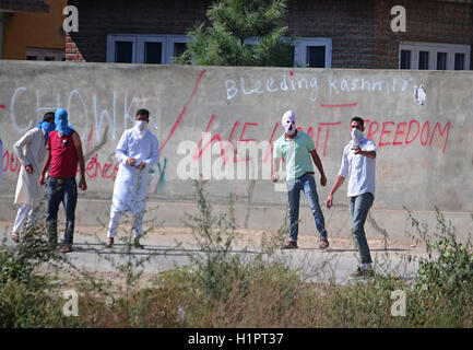 Cachemire, Inde. 29Th Sep 2016. Les manifestants du Cachemire indien réagir après les policiers ont eu recours à des gaz lacrymogènes bombardement à Srinagar, la capitale d'été du Cachemire sous contrôle indien. Affrontements entre les manifestants et la police indienne ont été signalés dans de nombreuses régions du Cachemire après les prières de la congrégation vendredi. Credit : Faisal Khan/Pacific Press/Alamy Live News Banque D'Images