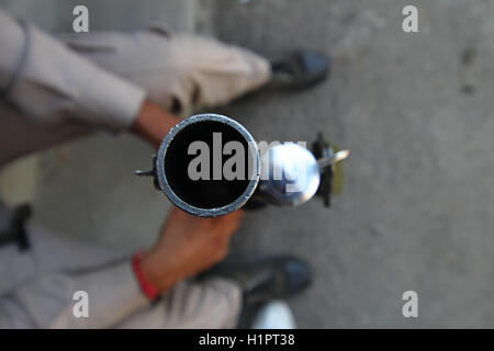 Cachemire, Inde. 29Th Sep 2016. Un policier Indien tenant un fusil à plombs lors d'affrontements à Srinagar, la capitale d'été du Cachemire sous contrôle indien. Affrontements entre les manifestants et la police indienne ont été signalés dans de nombreuses régions du Cachemire après les prières de la congrégation vendredi. Credit : Faisal Khan/Pacific Press/Alamy Live News Banque D'Images