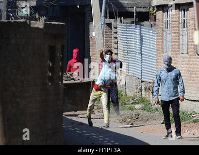 Cachemire, Inde. 29Th Sep 2016. Les manifestants du Cachemire indien en conflit avec les policiers de Srinagar, la capitale d'été du Cachemire sous contrôle indien. Affrontements entre les manifestants et la police indienne ont été signalés dans de nombreuses régions du Cachemire après les prières de la congrégation vendredi. Credit : Faisal Khan/Pacific Press/Alamy Live News Banque D'Images