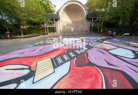 Les 2500 pieds carrés avec peinture John Lennon, 'Imagine' par l'artiste Eric Waugh est vu affiché dans Central Park à New York le mercredi, Septembre 21, 2016. La peinture célèbre la Journée internationale de la paix et de John Lennon, un défenseur de la paix. Waugh a passé 88 heures à créer le travail à l'aide de 12 gallons de peinture de Valspar. (© Richard B. Levine) Banque D'Images