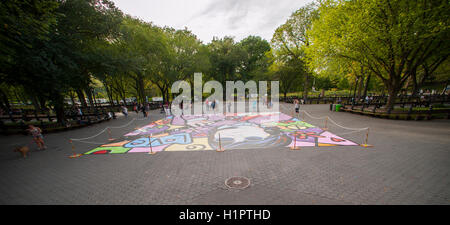 Les 2500 pieds carrés avec peinture John Lennon, 'Imagine' par l'artiste Eric Waugh est vu affiché dans Central Park à New York le mercredi, Septembre 21, 2016. La peinture célèbre la Journée internationale de la paix et de John Lennon, un défenseur de la paix. Waugh a passé 88 heures à créer le travail à l'aide de 12 gallons de peinture de Valspar. (© Richard B. Levine) Banque D'Images