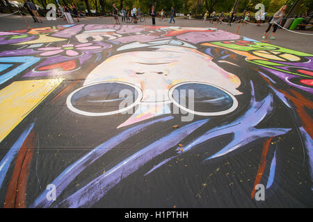 Les 2500 pieds carrés avec peinture John Lennon, 'Imagine' par l'artiste Eric Waugh est vu affiché dans Central Park à New York le mercredi, Septembre 21, 2016. La peinture célèbre la Journée internationale de la paix et de John Lennon, un défenseur de la paix. Waugh a passé 88 heures à créer le travail à l'aide de 12 gallons de peinture de Valspar. (© Richard B. Levine) Banque D'Images