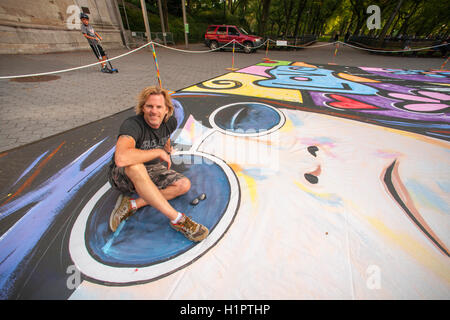 L'artiste Eric Waugh pose dans sa peinture de 2500 pieds carrés avec John Lennon, intitulé 'Imagine' dans Central Park à New York le mercredi, Septembre 21, 2016. La peinture célèbre la Journée internationale de la paix et de John Lennon, un défenseur de la paix. Waugh a passé 88 heures à créer le travail à l'aide de 12 gallons de peinture de Valspar. (© Richard B. Levine) Banque D'Images