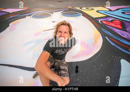 L'artiste Eric Waugh pose dans sa peinture de 2500 pieds carrés avec John Lennon, intitulé 'Imagine' dans Central Park à New York le mercredi, Septembre 21, 2016. La peinture célèbre la Journée internationale de la paix et de John Lennon, un défenseur de la paix. Waugh a passé 88 heures à créer le travail à l'aide de 12 gallons de peinture de Valspar. (© Richard B. Levine) Banque D'Images