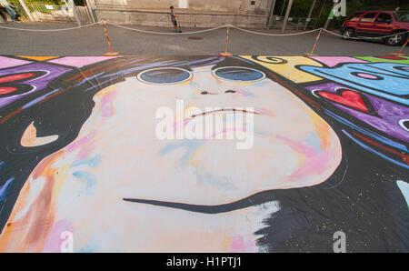 Les 2500 pieds carrés avec peinture John Lennon, 'Imagine' par l'artiste Eric Waugh est vu affiché dans Central Park à New York le mercredi, Septembre 21, 2016. La peinture célèbre la Journée internationale de la paix et de John Lennon, un défenseur de la paix. Waugh a passé 88 heures à créer le travail à l'aide de 12 gallons de peinture de Valspar. (© Richard B. Levine) Banque D'Images