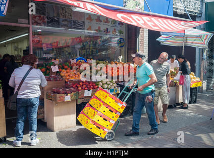 Les entreprises et les activités sous le nombre élevé 7 train dans le quartier de Jackson Heights dans le Queens à New York, le samedi 17 septembre, 2016. Le quartier de Jackson Heights abrite une mosaïque de groupes ethniques indiens à côté qui comprennent les Pakistanais, les Tibétains, de l'Asie du Sud-Est et de longue date les résidents juifs et italiens. (© Richard B. Levine) Banque D'Images