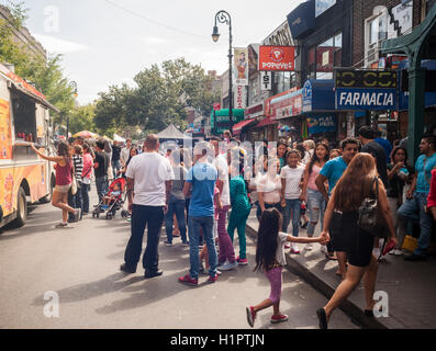 Les entreprises et les activités sous le nombre élevé 7 train dans le quartier de Jackson Heights dans le Queens à New York, le samedi 17 septembre, 2016. Le quartier de Jackson Heights abrite une mosaïque de groupes ethniques indiens à côté qui comprennent les Pakistanais, les Tibétains, de l'Asie du Sud-Est et de longue date les résidents juifs et italiens. (© Richard B. Levine) Banque D'Images