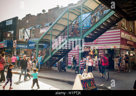 Les entreprises et les activités sous le nombre élevé 7 train dans le quartier de Jackson Heights dans le Queens à New York, le samedi 17 septembre, 2016. Le quartier de Jackson Heights abrite une mosaïque de groupes ethniques indiens à côté qui comprennent les Pakistanais, les Tibétains, de l'Asie du Sud-Est et de longue date les résidents juifs et italiens. (© Richard B. Levine) Banque D'Images