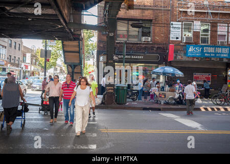 Les entreprises et les activités sous le nombre élevé 7 train dans le quartier de Jackson Heights dans le Queens à New York, le samedi 17 septembre, 2016. Le quartier de Jackson Heights abrite une mosaïque de groupes ethniques indiens à côté qui comprennent les Pakistanais, les Tibétains, de l'Asie du Sud-Est et de longue date les résidents juifs et italiens. (© Richard B. Levine) Banque D'Images