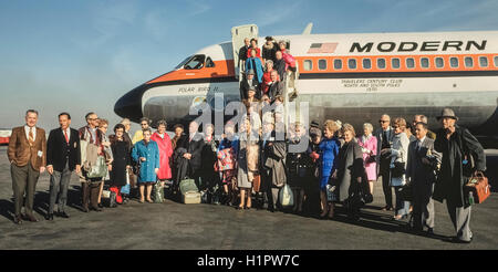 Les passagers posent pour une photo avant de se lancer dans leur jet Convair 990, un avion de transport de l'air moderne appelé 'charte d'oiseaux polaires II', qui aurait 48 passagers par le Pôle Nord et le Pôle Sud sur un unique 32 jours autour du monde organisé par Hemphill Monde Croisières Air de Los Angeles, Californie, pour le siècle des Voyageurs Club. C'était la plus chère de l'époque de la tournée mondiale (1970) à 9 760 $ par personne. Banque D'Images