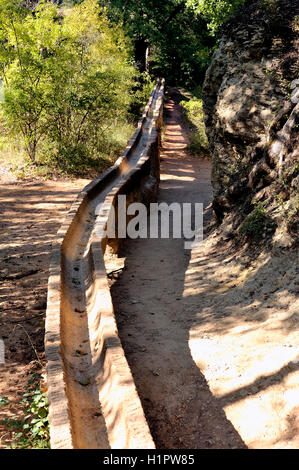 Aqueduc romain dans Colorado Provençal à Rustrel, dans le sud de la France Banque D'Images