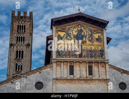 Mosaïque d'or sur la façade de la Basilique de San Frediano, Lucca, Toscane, Italie Banque D'Images