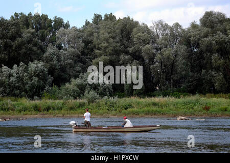 Les pêcheurs pêcheurs sur la rive de la Vistule, le plus long et le plus grand fleuve de Pologne Banque D'Images