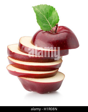 Couper les pommes rouge isolé sur fond blanc. Banque D'Images