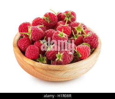 Les fraises dans la plaque en bois isolé sur le fond blanc. Banque D'Images