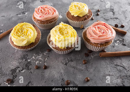 Cupcakes sur fond noir en gris. Banque D'Images