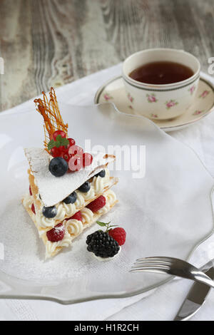 Fraise française et de bleuets Gâteau Meringue Banque D'Images