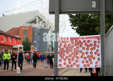 Une affiche à l'extérieur d'Old Trafford anciennes fans de mettre des autocollants sur de voter si le Manchester United Wayne Rooney devrait être abandonné, avant la Premier League match entre Manchester United et Leicester City. Banque D'Images