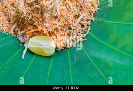 Salade de riz du sud thaïlandais avec Herb Légumes sur feuille de lotus avec selective focus Banque D'Images