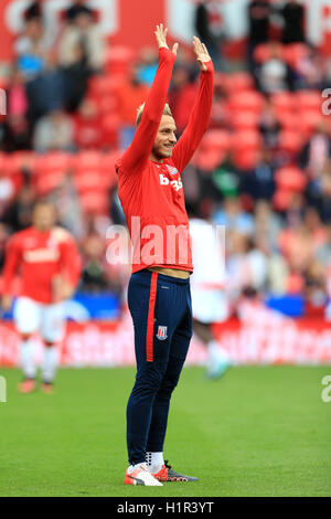 Stoke City's Marko Arnautovic vagues aux supporters avant le match à la Premier League stade Bet365, Stoke-on-Trent. Banque D'Images