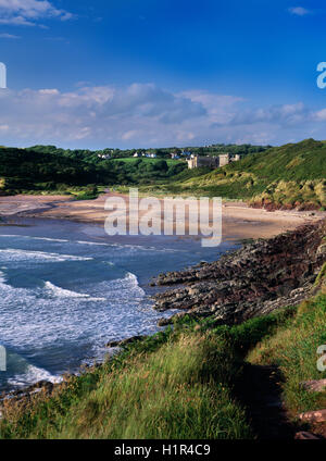 Plage de Manorbier et château normand vu depuis le chemin de Pembrokeshire Coast sur Trewent Point. Giraldus Cambrensis est né ici c 1146. Banque D'Images