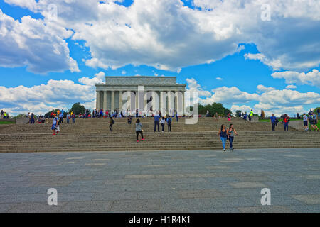 Washington D.C., USA - 2 mai 2015 : les touristes sont vus près du Lincoln Memorial à Washington D.C., USA. Le monument est construit en l'honneur du 16ème président américain, Abraham Lincoln. Banque D'Images