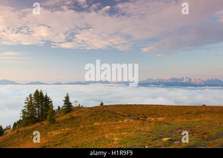 Matin incroyable dans les mat Gerlitzen en Autriche.météo inverse et vue sur les montagnes de Slovénie. Banque D'Images