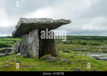 Dolmen de Poulnabrone, portail ancien tombeau dans le Burren, comté de Clare, Irlande, Europe Banque D'Images