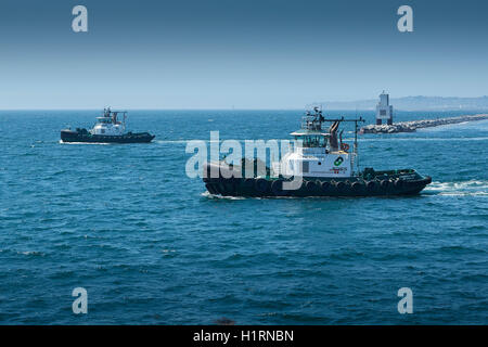 Le Foss Maritime Tracteur Services remorqueurs, Campbell Foss et Alta juin, laissant le Port de Long Beach, Californie, USA. Banque D'Images