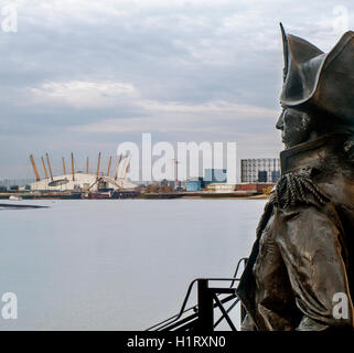 Statue de Lord Nelson à Greenwich avec O2 Arena en arrière-plan Banque D'Images