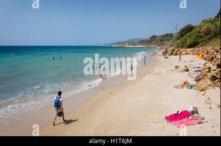 Tarifa, Costa de la Luz, Province de Cadiz, Andalousie, Espagne du sud. Plage de sable en face de l'hôtel Hurricane. Banque D'Images