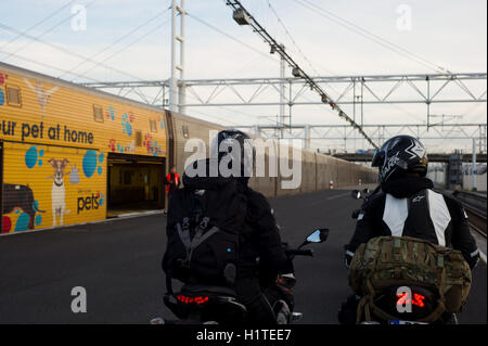 Deux motos d'attendre à bord des trains de Calais à Londres. Banque D'Images