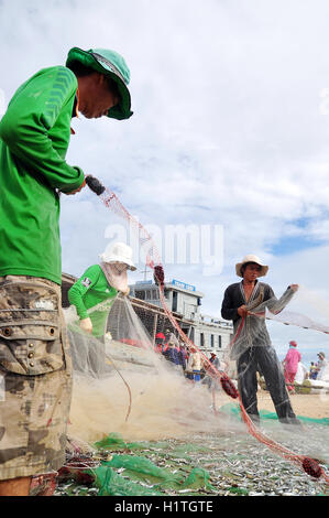 Quang Ngai, Vietnam - 31 juillet 2012 : les pêcheurs sont l'élimination de leurs filets de poisson anchois à commencer une nouvelle journée de travail à Ly Fils Banque D'Images