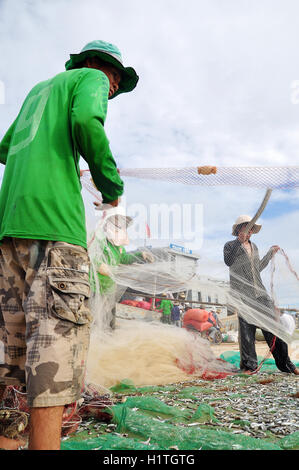 Quang Ngai, Vietnam - 31 juillet 2012 : les pêcheurs sont l'élimination de leurs filets de poisson anchois à commencer une nouvelle journée de travail à Ly Fils Banque D'Images